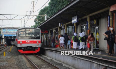 Sejumlah penumpang menunggu kedatangan KRL Commuter Line di Stasiun Karet, Jakarta, Kamis (2/1/2025).