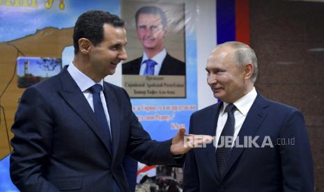  Presiden Suriah Bashar Assad, kiri, memberi isyarat saat berbicara dengan Presiden Rusia Vladimir Putin.