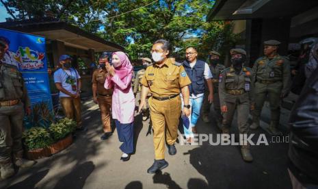 Wali Kota Bandung Yana Mulyana dan Ketua TP PKK Kota Bandung Yunimar Mulyana meninjau pelaksanaan Pasar Murah yang digelar di Gedung TP PKK Kota Bandung, Jalan Sukabumi Dalam, Kota Bandung, Jawa Barat, Senin (20/2/2023). 