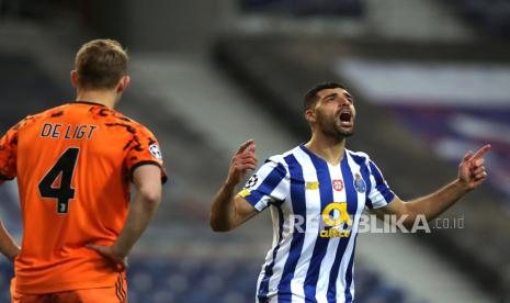 Pemain FC Porto Mehdi Taremi (kanan) dari FC Porto merayakan golnya ke gawang Juventus pada babak 16 besar Liga Champions.