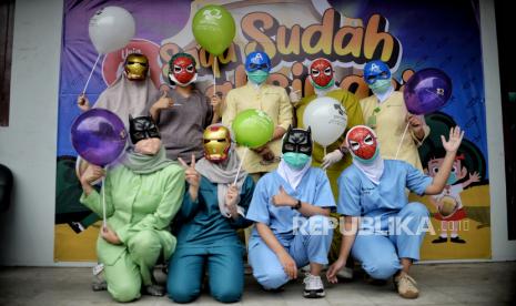 Tenaga kesehatan menggunakan topeng pahlawan super (superhero) berfoto bersama usai melayani vaksinasi anak usia 6-11 tahun di RSIA Tambak, Menteng, Jakarta Pusat, Rabu (22/12). Penggunaan topeng superhero tersebut guna menarik minat anak-anak untuk mengikuti vaksinasi Covid-19. Sebanyak 30 anak mengikuti vaksinasi yang menggunakan vaksin Sinovac tersebut. 