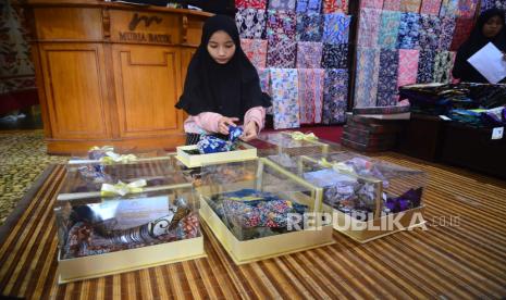 Perajin menyelesaikan pembuatan parsel batik di Desa Karangmalang, Gebog, Kudus, Jawa Tengah, Rabu (27/4/2022). Permintaan parsel batik yang berisi sajadah batik, sarung batik hingga mukena batik yang di pasarkan hingga ke kota jakarta, surabaya dan makasar dengan harga Rp150 ribu-Rp500 ribu per paket tersebut meningkat hingga 50 persen menjelang lebaran Idul Fitri 1443 H. 