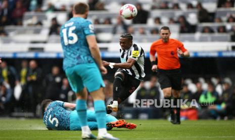 Pemain Ne Joe Willock (kanan) mencetak gol saat timnya menghancurkan Tottenham 6-1.