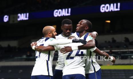 Moussa Sissoko dari Tottenham (kanan) merayakan gol pembuka timnya selama pertandingan sepak bola semifinal Piala Carabao Inggris antara Tottenham Hotspur dan Brentford di London, Inggris, 05 Januari 2021.