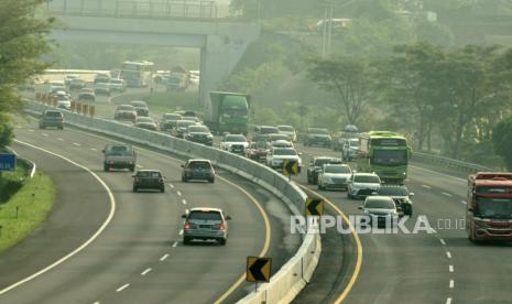 Situasi lonjakan volume kendaraan yang melintas di KM 424 ruas tol Semarang- Solo terpantau mengalami penurunan, pada Kamis (20/4) pagi. Polda Jawa Tengah menyebut puncak arus mudik Idul Fitri 1444 Hijriyah berlangsung pada Rabu (19/4) sore hingga malam hari.