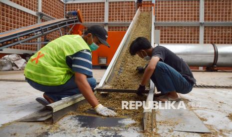 Aktivitas operasional Tempat Pengolahan Sampah Terpadu (TPST) Tegallega, Kota Bandung, yang dilengkapi dengan mesin canggih, Selasa (14/1/2025). TPST Tegalega memiliki peran strategis untuk mendukung pengelolaan sampah di Kota Bandung, sekaligus mendukung keberlanjutan industri dengan solusi berbasis ekonomi sirkular. Sampah yang diolah di TPST ini merupakan hasil pemilahan dari TPS lain dan sampah dari taman-taman di Kota Bandung.