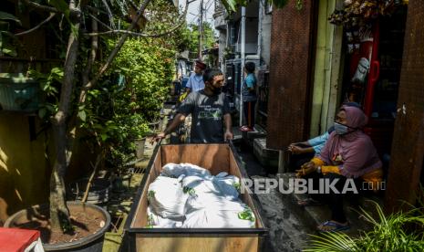 Distribusi sembako dilakukan di banyak titik di Indonesia akibat pandemi Covid-19. Di Surabaya pembagian sembako dianjurkan untuk memberdayakan toko kelontong atau usaha kecil.