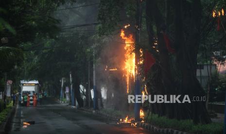 Kabel utilitas yang terbakar di dekat Taman Menteng, Jalan Prof. Moh. Yamin, Menteng, Jakarta Pusat, Rabu (17/1/2024). Kabel utilitas yang terbakar pada sekitar pukul 13.15 WIB tersebut diduga diakibatkan korsleting listrik akibat hujan. Tidak ada korban luka maupun jiwa dalam kejadian tersebut. Menurut warga, kejadian itu merupakan kejadian kedua terjadi di lokasi berdekatan yang diduga karena kabel utilitas yang semrawut.