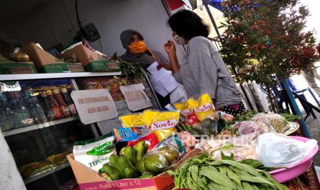 Warga berbelanja sembako menggunakan kupon BLT di  E-Warong Sejahtera Danurejan, Yogyakarta, Jumat (10/7). Selain menjual sembako, E-Warong Danurejan kini berintegrasi dengan menjual sayuran yang ditanam oleh warga menggunakan hidroponik di rumah. Sehingga selain untuk ketahanan pangan mandiri, juga bisa menghasilkan tambahan penghasilan. Di Kota Yogyakarta sekarang ada 25 unit E-Warong, yang melayani penukaran menggunakan kupon BLT atau kartu bantuan pemerintah.