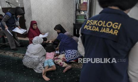 Tim Psikologi Polda Jabar memberikan layanan konseling kepada warga saat kegiatan trauma healing di Masjid Hidayatul Iman, Jalan Pajagalan, Astana Anyar, Kota Bandung, Kamis (8/12/2022). Kegiatan trauma healing tersebut bertujuan untuk memulihkan kondisi psikologis warga yang berada di sekitar Polsek Astana Anyar pascaledakan bom bunuh diri yang terjadi pada Rabu (7/12/2022). Republika/Abdan Syakura