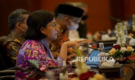 Menteri Keuangan Sri Mulyani memberikan konferensi pers APBN KiTa di kantor Kemenkeu, Jakarta, Senin (23/5/2022). Dalam paparannya kementerian Keuangan mencatat terjadi pemulihan ekonomi domistik yang makin kuat seiring membaiknya kondisi pandemi berdampak positif bagi kinerja APBN, baik dari sisi penerimaan maupun dari belanja.Prayogi/Republika