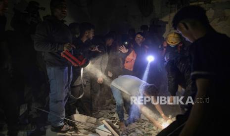  Warga mencari orang hilang di bawah reruntuhan rumah yang hancur akibat serangan Israel di kamp pengungsi Rafah, Jalur Gaza selatan, 4 April 2024. Truk bantuan dikabarkan tiba di Jalur Gaza utara.