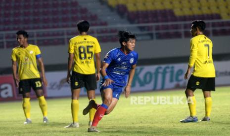 Penyerang Arema FC Feby Eka usai mencetak gol ke gawang Barito Putera pada pertandingan penyisihan grup A Piala Menpora 2021 di Stadion Manahan, Solo, Jawa Tengah, Kamis (25/3) malam. Pada pertandingan ini Barito Putera berhasil mengalahkan Arema FC 2-1.