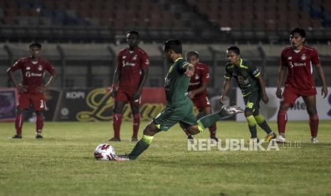 Penyerang Persebaya Surabaya Samsul Arif Munip melepaskan tendangan pinalti dalam pertandingan babak penyisihan Grup C Piala Menpora 2021 di Stadion Si Jalak Harupat, Kabupaten Bandung, Selasa (23/3). Dalam pertandingan tersebut Persebaya Surabaya berhasil mengalahkan Persik Kediri dengan Skor 2-1. Foto: Republika/Abdan Syakura