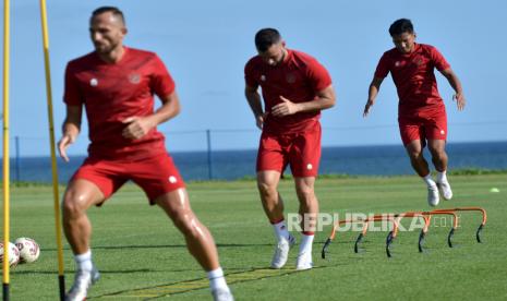 Pesepak bola Timnas Indonesia Syahrian Abimanyu (kanan), Jordi Amat (tengah), dan Ilija Spasojevic (kiri) menjalani pemusatan latihan di Training Ground Bali United, Pantai Purnama, Gianyar, Bali, Rabu (7/12/2022).Timnas Indonesia terus melakukan latihan dengan intensitas tinggi di Bali sebagai persiapan menjelang Piala AFF 2022. 