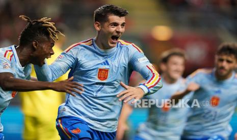 Penyerang Spanyol Alvaro Morata merayakan dengan rekan setimnya Nico Williams (kiri) setelah mencetak gol keunggulan 1-0 selama pertandingan sepak bola UEFA Nations League antara Portugal dan Spanyol di Stadion Municipal di Braga, Portugal, 27 September 2022.