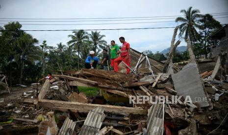 Pengungsi membongkar atap rumah yang roboh akibat gempa di Desa Gasol, Kecamatan Cugenang, Kabupaten Cianjur, Jawa Barat, (ilustrasi). 