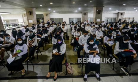 Sejumlah peserta Seleksi Kompetensi Bidang Calon Pegawai Negeri Sipil (SKB CPNS) menunggu waktu pelaksanaan tes di Kantor Wali Kota Jakarta Selatan, Selasa (30/11). Menteri Pendayagunaan Aparatur Negara dan Reformasi Birokrasi Tjahjo Kumolo mengatakan instansi pemerintah diberikan kesempatan untuk menyelesaikan permasalahan tenaga honorer hingga batas waktu 2023.