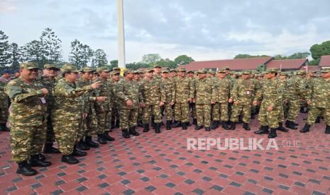 Presiden Prabowo Subianto bersama para Menteri, Wakil Menteri, Kepala Badan, Utusan Khusus, hingga Penasihat Khusus Presiden menjalani latihan baris-berbaris di Lapangan Sapta Marga, Akademi Militer Magelang, Jumat (25/10/2024).