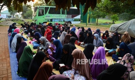 Santriwati Pondok Pesantren Nuu Waar saat mengaji dalam rangka kegiatan Khatam AL-Quran 2500 Kali Santri  di  pondok pesantren Nuu Waar, Bekasi, Jawa Barat, Rabu (13/6).