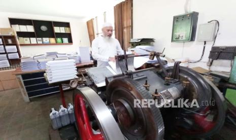 Aktivitas pembuatan Alquran Braille di Yayasan Penyantun Wyataguna di Kota Bandung, Kamis (21/3/2024). 