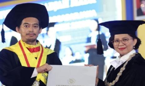 Keren! Anak Guru Ngaji Ini Lulus Doktor di UGM dengan IPK 4