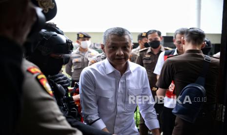 Terdakwa kasus perintangan penyidikan dalam perkara dugaan pembunuhan berencana terhadap Brigadir Nofriansyah Yosua Hutabara alias Brigadir J, Hendra Kurniawan  bersiap menjalani sidang lanjutan di Pengadilan Negeri Jakarta Selatan, Kamis (3/11/2022). Sidang tersebut beragendakan mendengarkan keterangan sejumlah saksi yang dihadirkan oleh jaksa penuntut umum (JPU). Saksi yang dihadirkan oleh JPU sebanyak tujuh orang dari anggota Polri dan satu orang teknisi CCTV. Dapat diketahui, dalam kasus tersebut, terdakwa Hendra dan Agus disebut berperan dalam penghilangan dan perusakan CCTV di Kompleks Polri Duren Tiga atas perintah Terdakwa Ferdy Sambo. Republika/Thoudy Badai