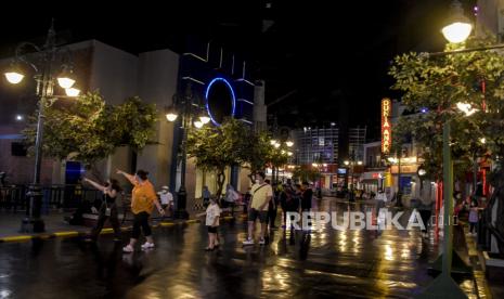 Pengunjung beraktivitas di kawasan Trans Studio Bandung, Jalan Gatot Subroto, Kota Bandung, Rabu (29/6/2022). Pihak pengelola menyatakan, pada masa liburan sekolah 2022 jumlah pengunjung ke Trans Studio Bandung meningkat hingga 80 persen atau 2.000 pengunjung per harinya dibandingkan dengan liburan sekolah pada dua tahun terakhir yang terdampak pandemi Covid-19. Foto: Republika/Abdan Syakura