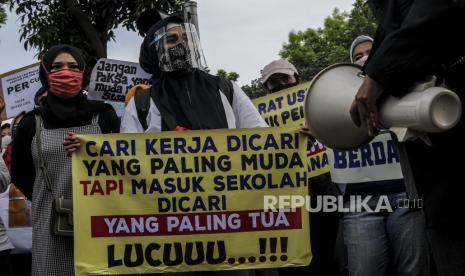 Sejumlah orang tua siswa saat melaksanakan aksi di depan Balai Kota DKI Jakarta, Selasa (23/6). Pada aksi tersebut mereka menuntut Gubernur DKI Jakarta Anies Baswedan untuk menghapus prioritas usia dalam aturan Penerimaan Peserta Didik Baru (PPDB) DKI Jakarta. Republika/Putra M. Akbar