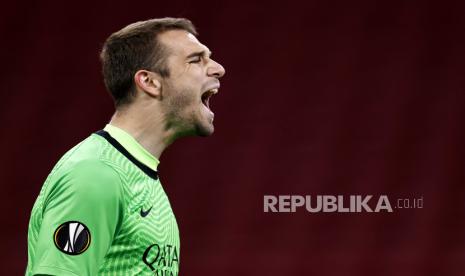  Penjaga gawang AS Roma Pau Lopez.