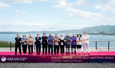 Direktur Kerja Sama ASEAN Kementerian Luar Negeri (Kemenlu) Sidharto Reza Suryodipuro memimpin pertemuan ASEAN Senior Officials Meeting (SOM) yang digelar di The Golo Mori Convention Center di kawasan MICE Golo Mori, Labuan Bajo, Nusa Tenggara Timur (NTT), Senin (8/5/2023). ASEAN SOM menjadi pembuka rangkaian agenda KTT ASEAN ke-42.