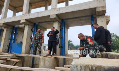 Camat di Kabupaten Indramayu memantau pintu air untuk memastikan air dari saluran irigasi masuk ke area persawahan.