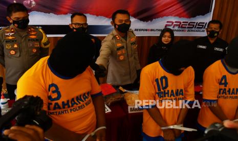 Kapolres Madiun AKBP Anton Prasetyo (tengah) saat merilis kasus kejahatan di wilayahnya.