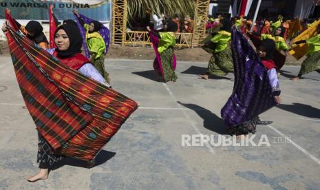 Sejumlah remaja putri membawa boya sabe atau sarung Donggala saat mementaskan tari pontanu karya Hasan Bahasyuan pada pembukaan Festival Tenun Donggala di Donggala, Sulawesi Tengah. Akademisi: Kekerasan Remaja Akibat Kurangnya Rasa Empati Sejak Dini