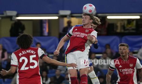  Rob Holding dari Arsenal, menanduk bola di bawah tekanan dari pemain Chelsea Timo Werner selama pertandingan sepak bola Liga Premier Inggris antara Chelsea dan Arsenal di Stamford Bridge di London, Rabu, 20 April 2022.