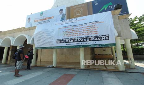 Masjid Raya Kota Bandung saat Ramadhan biasanya selalu padat pengunjung yang beribadah atau pun beristirahat. Ramadhan kali ini berbeda, masjid yang berada di pusat Kota Bandung ini sepi aktivitas umat, pengumuman besar tidak menyelenggarakan shalat berjamaah termasuk shalat tarawih dan Idul Fitri dipasang di halaman masjid, Kamis (30/4)