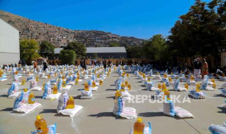 Pengungsi internal menerima bantuan makanan yang didistribusikan oleh organisasi bantuan Jerman di Kabul, Afghanistan, 27 Oktober 2021. 