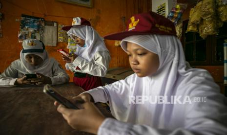 Batam Masih Pikir-Pikir Laksanakan Sekolah Tatap Muka. Siswa baru mengikuti Masa Pengenalan Lingkungan Sekolah (MPLS) pada hari pertama sekolah tahun ajaran baru 2020 SMP Negeri 42 secara daring di Batam, Kepulauan Riau, Senin (13/7/2020). Pemerintah Kota Batam belum memperbolehkan kegiatan belajar mengajar secara tatap muka langsung karena masih dalam status zona kuning. ANTARA FOTO/M N Kanwa/wsj.