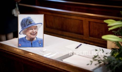 Kaisar Jepang akan Hadiri Pemakaman Ratu Elizabeth II. Foto: Meja dengan potret mendiang Ratu Inggris Elizabeth II di mana dimungkinkan untuk menulis belasungkawa di Gereja Inggris St. Albans di Kopenhagen, Denmark, 09 September 2022. Ratu Inggris Elizabeth II meninggal di tanah miliknya di Skotlandia pada 08 September 2022. The 96 Ratu yang berusia tahun adalah raja yang paling lama memerintah dalam sejarah Inggris. 