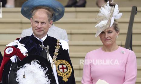 Pangeran Edward dan Sophie dari Inggris, Countess of Wessex, menghadiri layanan Order of the Garter di Kastil Windsor, di Windsor, Inggris, Senin, 13 Juni 2022. 