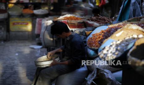 PBB: Konflik di Hudaidah Yaman Ancam Perdamaian. Pedagang menunggu pelanggan di pasar di kota tua Sanaa, Yaman.