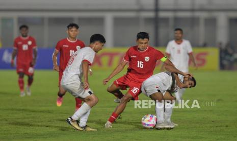 Indonesia U-20 national team player Dony Tri Pamungkas tries to get past Yemen U-20 national team players in Group F match of U20 Asia Cup 2025 Qualifier at Madya Stadium, Senayan, Jakarta, Sunday (29/9/2024). The match ended in a 1-1 draw.