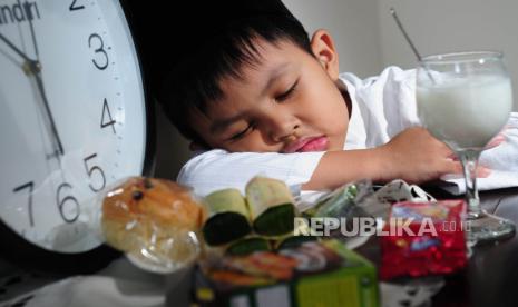 Balita menunggu waktu berbuka puasa (Ilustrasi). Selain menyesuaikan tekstur, aroma hidangan pun sebaiknya tidak terlalu tajam supaya anak bisa makan dengan lahap. 