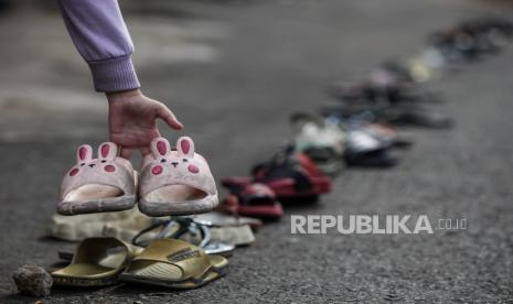 Anak-anak menyimpan sandal untuk antrean mendapatkan takjil gratis di depan Masjid At-Taqwa, Pondok Kelapa, Jakarta Timur, Selasa (26/3/2024). 