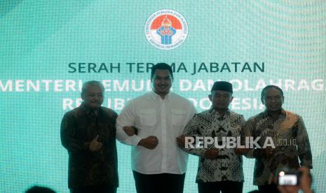 (dari kiri) Mantan Menpora Haryno Isman, Menteri Pemuda dan Olahraga (Menpora) Dito Ariotedjo, Menteri Koordinator Bidang Pembangunan Manusia dan Kebudayaan (Menko PMK) sekaligus Plt Menpora Muhadjir Effendy dan Waketum PSSI Zainudin Amali berfoto dalam acara serah terima jabatan (sertijab) menpora di Gedung Kemenpora, Jakarta, Selasa (4/4/2023). Dito Ariotedjo resmi menjabat sebagai Menteri Pemuda dan Olahraga dan menjadi menteri termuda saat ini di Kabinet Presiden Jokowi. 