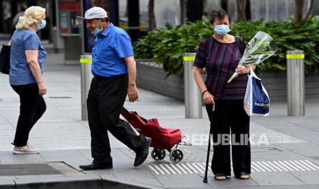  Anggota masyarakat mengenakan masker saat menjalani kehidupan sehari-hari di Liverpool, Sydney, Australia, 02 Desember 2021. Otoritas Kesehatan NSW kini telah mengkonfirmasi enam kasus varian Omicron di negara bagian tersebut.