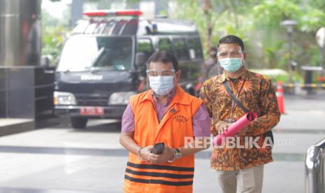 Mantan Bupati Bogor Rachmat Yasin (kiri) tiba untuk menjalani pemeriksaan di gedung KPK, Jakarta, Jumat (9/10/2020). Rachmat Yasin diperiksa KPK sebagai tersangka dalam kasus tindak pidana korupsi pemotongan uang dan gratifikasi saat menjabat sebagai Bupati Bogor  periode 2008-2014. 