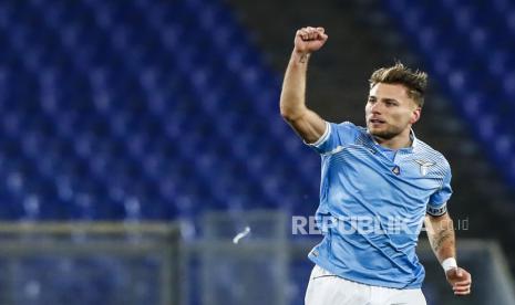 Ciro Immobile dari Lazio merayakan mencetak gol 1-0 selama pertandingan sepak bola Serie A Italia SS Lazio vs Cagliari Calcio di stadion Olimpico di Roma, Italia, 07 Februari 2021.