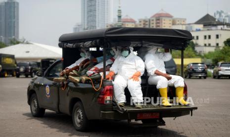 Petugas Palang Merah Indonesia (PMI) akan melakukan penyemprotan cairan disinfektan pada Wisma Atlet di Kemayoran, Jakarta, Sabtu (21/3). Pemerintah menyiapkan Wisma Atlet Kemayoran sebagai rumah sakit darurat penanganan virus COVID-19 serta akan menjadi rumah isolasi bagi pasien yang rencannya akan siap beroprasi pada Senin (23/3).(Prayogi/Republika )