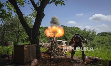 Seorang tentara Ukraina menembakkan mortir ke posisi Rusia di garis depan dekat Bakhmut, wilayah Donetsk, Ukraina, Senin, 29 Mei 2023.